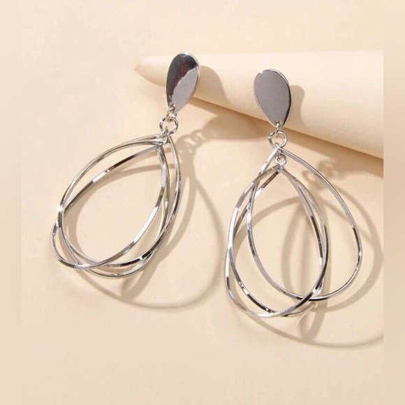 Restock 🆕✨ Classy Silver Dangle Earrings NWT - Picture 2 of 5